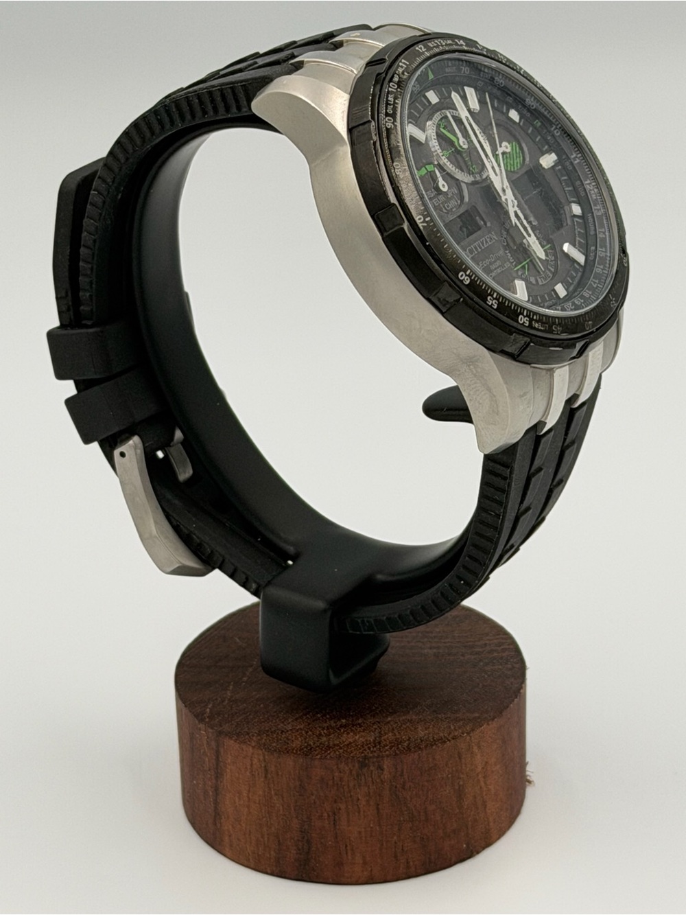 Citizen Eco-Drive Skyhawk Radio-Controlled Watch with Case & Manual - Picture 4 of 9